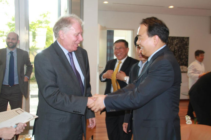 Der Brgermeister Jieyang Dong Chen besuchte mit der Delegation Jieyang die Deutsche Botschaft in Peking